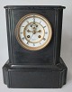 Kamin Uhr aus schwarzem Marmor, 19. Jahrhundert Christensen - Matthoie, Kopenhagen, Dänemark. ...