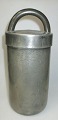 Zylindrische 
Eisbehälter mit 
Griff, Zinn, 
19. 
Jahrhundert. 
England. Auf 
dem Deckel 
gestempelt: ...