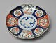 Imari 
japanische 
Porzellanteller, 
19. Jh. 
Verziert mit 
Pflanzen 
Ornamentik und 
Kränen. ...