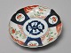 Japanische 
Imari 
Porzellanteller, 
19. Jh. 
Verziert mit 
Pflanzen 
Ornamentik. 
Durchmesser: 22 
cm.