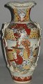 Satsuma Vase, 
Japan, ca. 
1900. 
Polychrome 
Dekoration mit 
unter anderem 
Krieger und 
kaligraf ...