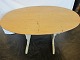 Tisch in ovaler FormAus Kiefer gemachtSchönes Untergestell und eine schöne TischplatteL: ...