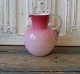 Smuk kande i 
rosa opaline 
fra Fyens 
glasværk
Højde 19cm.