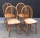 4 Windsor Stühle aus Eiche, 20. Jahrhundert. Mit gerundeter Rücken. H:.. 90 cm, B:. 39 cm. und ...