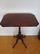 Säulen-Tisch
Um 1880
B: 78cm
Top-Platte: 
60cm x 39cm