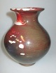 HA Kähler Vase, 1920 Næstved, Dänemark. Mit rotem Glanz. Gestempelt. Höhe:. 15 cm.