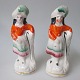 Paar englischen 
Staffordshire 
Figuren mit 
weiblichen 
Hirten, um 
1840. Polychrom 
Hand bemalt. 
...