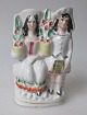 Staffordshire 
Figur, eines 
jungen Paares 
mit Blumen, um 
1840, England. 
Polychrome 
eingerichtet. 
...