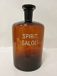 Apotheke Flasche mit Text und Pfropen
Text: "SPIRIT. SALOLI"
Wahrscheinlich aus Gråsten Apotek, Dänemark 
(Grafenstein Apotheke)
H.: 27,5cm inklusive des Pfropen
Bemerkung: Anschlagstelle im Pfropen