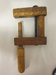 Schraubzwinge
Eine alte 
Schraubzwinge 
aus Holz 
gemacht
26cm x 12,5cm
Varennr.: 
31911