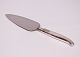 Wide cake knife 
in other 
pattern and in 
830 silver.
27x5 cm.