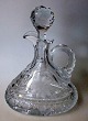 Kristall 
Decanter mit 
Schliffen und 
Pfropf, 20. 
Jahrhundert. 
Höhe:. 24 cm.