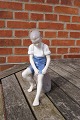 B&G Dänemark 
Figur Nr. 1757, 
Junge auf Fels