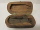 Aderlass-Instrument
Diese antikke Instrument für Aderlass ist hand 
geschmidet von Eisen und in der originaler Kasse 
aus Holz, - und die Kasse ist sogar auch 
handgeschnitten.
L: 17cm, B. 8,5cm, H: 5,5cm
