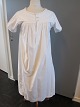 Frauenhemd / KleidEin altes Frauenhemd mit handgestickten Initialen, alten Knöpfen aus Leinen, ...