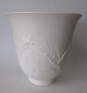Rosenthal Vase, 2575, 20. Jahrhundert. Cremefarbenes Porzellan mit Dekoration von Fischreihern. ...