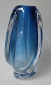 Vase, Val Saint 
Lambert, 
Belgien, 20. 
Jh. Blauer und 
klarer 
Kristall. 
Unterzeichnet. 
Höhe: 21 cm.