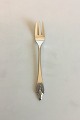 Georg Jensen 
Akkeleje 
Sterling Silver 
Cake Fork No 
043. Measures 
14.2 cm / 5 
19/32 in.
