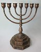 7-armiger 
Leuchter in 
patinierter 
Bronze - 
Menorah. 20. 
...