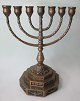 7-armiger 
Leuchter in 
patinierter 
Bronze - 
Menorah. 20. 
Jh., Dänemark. 
Mit 6-kantiger 
Basis mit ...