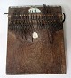 Afrikanisches Musikinstrument, 20. Jahrhundert Dodoma, Tansania. Holz / Metall. 35 x 28,5 x 5,5 cm.