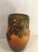 Ipsens einzigartige Art Nouveau Vase mit Kastanien und Blättern in Relief.Höhe: 24 ...