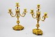 Paar 
französische 
vergoldete 
Kandelaber, 19. 
Jh. Dekoriert 
mit Blumen und 
Masken. Höhe: 
34 ...