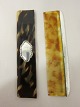 Kamm mit Etui
Silberbesatz auf dem Kamm und auf dem Etui
Kamm: Stempel HJ830S
Silberbesatz auf dem Etui: Ohne Gravüre
12cm x 3cm
In sehr gutem Stande
