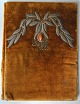 Briefordner, 
jugend, 
verziert mit 
Silberdraht, 
Perlen und 
Bernstein, um 
1900. 
D&auml;nemark. 
...