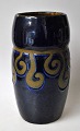 Jugendvase, ca. 
1920, Dänemark. 
Ton mit blauer 
Glasur. Höhe: 
22 cm.
NB: Kleine 
Glasur chip am 
Rand.