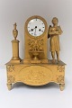 Französisch vergoldeter Bronze Uhr. Weißes Zifferblatt . Höhe 36 cm. Produziert 1810 - 1830