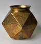 Chinesische 
Vase, Bronze, 
W&uuml;rfelform, 
20. Jh. Mit 
zahlreichen 
Dekorationen. 
Gestempelt. ...