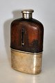 Englische 
Taschen flasche 
aus Glas, 
19/20. 
Jahrhundert.