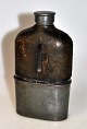 Englisches 
Taschen flasche 
aus Glas, 19. 
Jahrhundert.