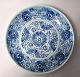 Chinesische 
Platte, blau / 
weiß, 19. Jh. 
Mit 
geometrischen 
Mustern 
dekoriert. Auf 
der Unterseite 
...