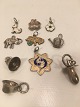 Charms Anhänger 
in Silber.
Hund mit 
Emaille, 
Vierklee, Blume 
mit Emaille.
Elefant, 
Schwein mit ...