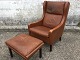 Ledersessel mit 
Fußhocker. Von 
ca. 1970. Der 
Sessel hat 
patiniertes 
Leder / 
Gebrauchsspuren.
