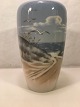 Vase.
Möwen am 
Strand fliegen 
über die Dünen.
Royal 
Copenhagen RC. 
2442-237
1. ...