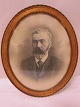 Rahmen mit dem schönen, alten Foto.
Antiker und schöner, ovaler Rahmen mit Foto 
Um 1900-Jahren
H: 34cm
B: 28cm
In gutem Stande