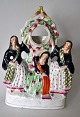 Staffordshire-
Figurengruppe 
mit Uhr halter, 
19. 
Jahrhundert, 
England. 
Polychromie 
dekoriert. H: 
...