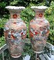 Paar japanische 
Satsuma-Vasen, 
Fayence aus dem 
19. 
Jahrhundert. 
Handgemalte 
Szenen mit ...