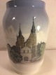 Vase mit 
Schloss 
Rosenborg.
Höhe: 17 cm.
Royal 
Copenhagen RC 
Nr. 4567
1. Sortierung.
Wenden ...