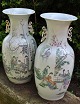 Paar 
chinesische 
Porzellanvasen, 
19/20. 
Handdekoriert, 
vergoldet - mit 
Frauen in 
Garten und Text 
...