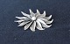 Smuk vintage 
broche. 925s, 
Sterling 
Danmark
Design NE From
Mål  Ø.: 6,5cm
Varenr.: 
368011