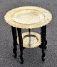 Chinesischer 
Raucher tisch, 
19. Jahrhundert 
.Holzrahmen mit 
6 geschnitzten 
Beinen. Mit 
zwei ...