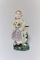 Aluminia. 
Kinderfürsorge 
Figurine von 
1956. Pernille. 
Höhe 16 cm.