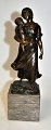 Kowalczewski, Paul Ludwig (1865 - 1910) Deutschland: Bronzefigur. Frau mit Kind. Patiniert. ...