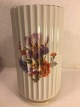 Weiße 
Heidendorfvase. 
mit 
rosafarbenem 
Blumenmotiv.
1 Stück Höhe: 
15 cm. Preis 
DKK 850, ...