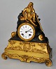 Französischer Kamin Uhr aus vergoldeter Bronze, ca. 1830. Dekoration eines jungen Wanderers mit ...