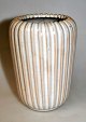 Johansen, Einar 
(1906 -) 
Dänemark: Vase. 
Ton mit 
leichter 
Glasur. Plain. 
Gestempelt: EJO 
60. ...